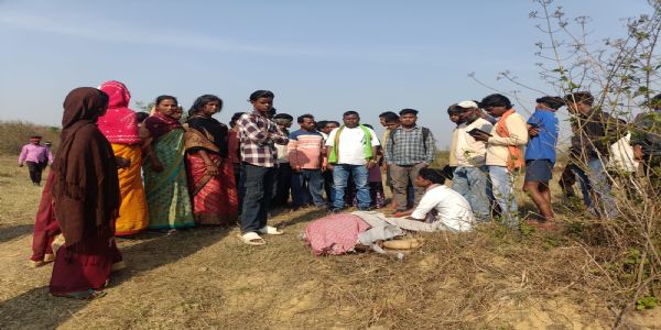 घटनास्थल पर लगी भीड़