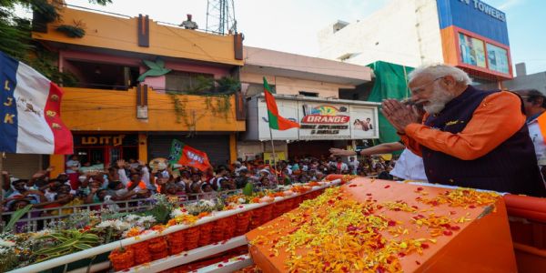 प्रधानमंत्री नरेन्द्र मोदी शुक्रवार को पुडुचेरी में रोड शो के दौरान जनता का अभिवादन करते हुए