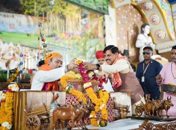 मुख्यमंत्री डॉ. मोहन यादव ने शाजापुर के शुजालपुर में सेमलीधाम में आयोजित कथा में व्यासपीठ पर माल्यार्पण किया