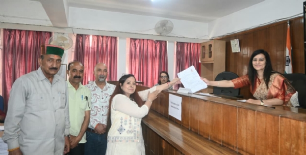 नामांकन दाखिल करते हुए कांग्रेस की उम्मीदवार रजनीचंद्रा।