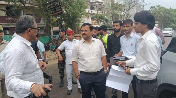 निरीक्षण के दौरान नगर आयुक्त अर्पित उपाध्याय व अन्य