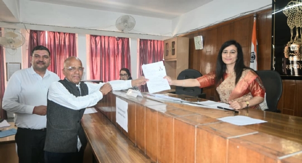 वार्ड नंबर एक से भाजपा प्रत्याशी रणवीर सिंह नामांकन दाखिल करते हुए।