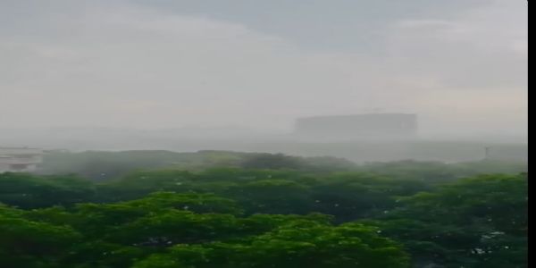 दिल्ली में गुरुवार दोपहर बारिश से साथ गिरते ओले