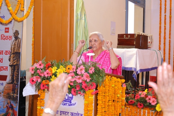राज्यपाल आनंदीबेन पटेल ने दिशा इंटर कॉलेज में बहुउद्देशीय भवन का शिलान्यास किया, विद्यार्थियों की सांस्कृतिक प्रस्तुतियों का अवलोकन करते हुए।
