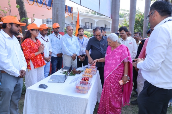 राज्यपाल आनंदीबेन पटेल ने दिशा इंटर कॉलेज में बहुउद्देशीय भवन का शिलान्यास किया, विद्यार्थियों की सांस्कृतिक प्रस्तुतियों का अवलोकन करते हुए।