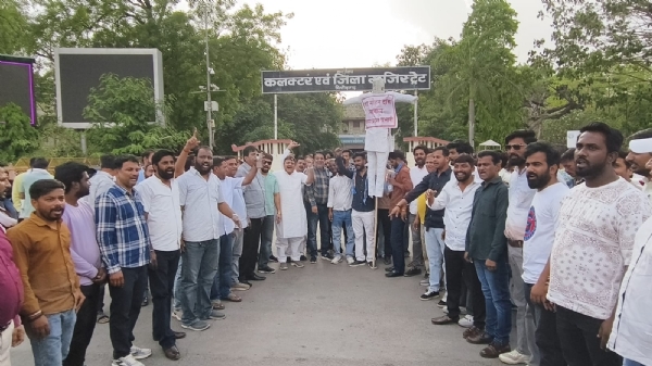 चित्तौड़गढ़ में गुरुवार को भाजपा प्रदेश प्रभारी के खिलाफ प्रदर्शन करते कांग्रेस कार्यकर्ता।