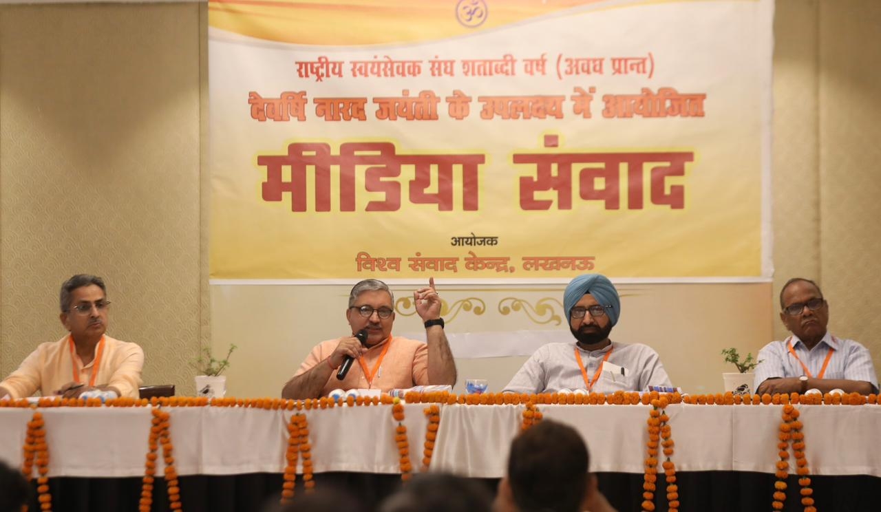 मीडिया के साथ संवाद करते नरेंद्र ठाकुर