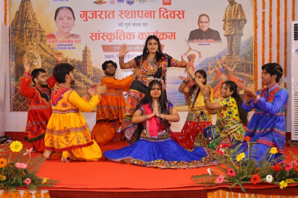 राज्यपाल आनंदीबेन पटेल ने दिशा इंटर कॉलेज में बहुउद्देशीय भवन का शिलान्यास किया, विद्यार्थियों की सांस्कृतिक प्रस्तुतियों का अवलोकन करते हुए।