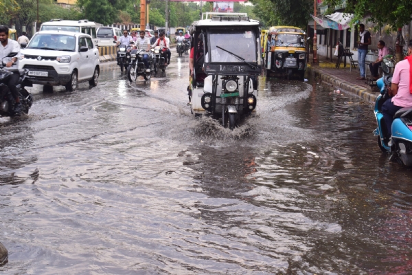 बारिश के बाद सड़कों पर  जलभराव
