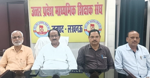 लखनऊ : प्रेस वार्ता करते माध्यमिक शिक्षक संघ के प्रांतीय उपाध्यक्ष डॉ आरपी मिश्र व अन्य वरिष्ठ पदाधिकार
