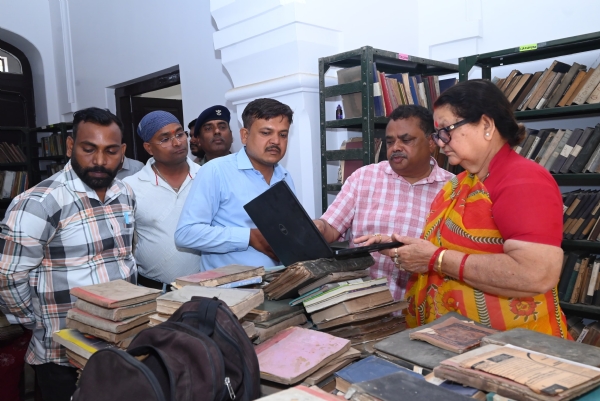 निरीक्षण के दौरान महापौर प्रमिला पांडेय व अन्य