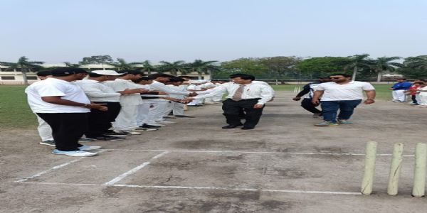 किक्रेट टूर्नामेंट में क्वार्टर फाइनल और सेमीफाइनल मुकाबले खेले गए