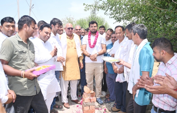 सोनीपत: सड़क निर्माण कार्य को आरंभ करवाते         हुए विधायक देवेंद्र कादियान