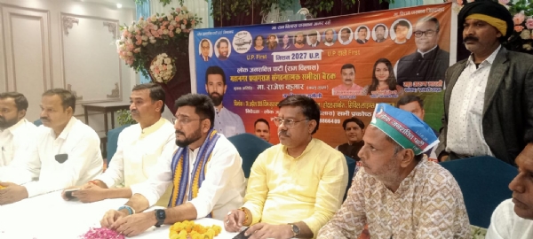 मीडिया से वार्ता करते हुए लोजपा के राष्ट्रीय प्रवक्ता धीरेन्द्र सिन्हा एवं पार्टी के अन्य पदाधिकारियों का छाया चित्र