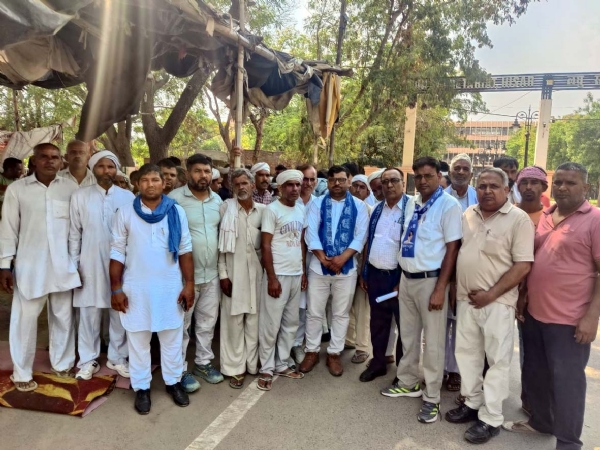एसपी से मिलने जाते बसपा का प्रतिनिधिमंडल एवं मृतक अनिल के परिजन।