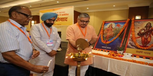 दीप जलाते नरेंद्र ठाकुर