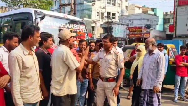 सड़क जाम कर विरोध प्रदर्शन करते लोग