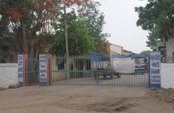 चित्तौड़गढ़ की उपनगरीय बस्ती स्थित एफसीआई गोदाम।