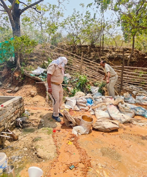 आबकारी विभाग द्वारा नष्ट किया गया अवैध शराब अड्डा