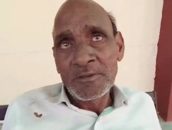 मृतक का बड़ा भाई जानकारी देते हुए