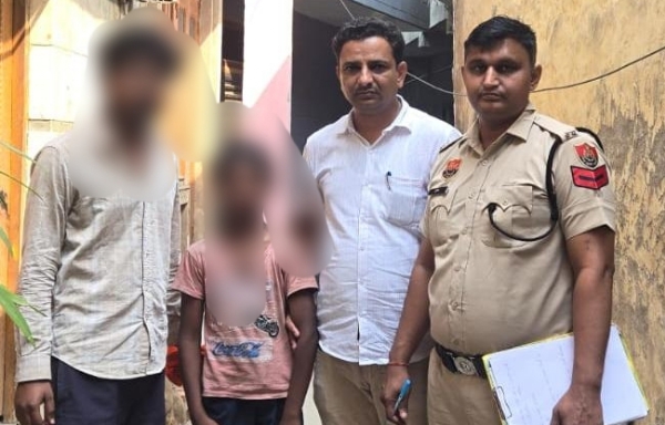 सोनीपत: बिछड़े बच्चे को परिवार को सौंपते         हुए पुलिस कर्मी
