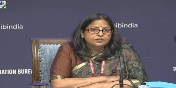 अंतर-मंत्रालयी प्रेस वार्ता को संबोधित करते हुए सुजाता शर्मा