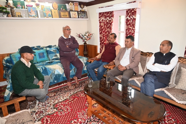 सराज के बग़्स्याड ढयास से संबंध रखने वाले भाजपा कार्यकर्ता नरेंद्र वर्मा की माता के निधन के पश्चात सांत्वना देते हुए।