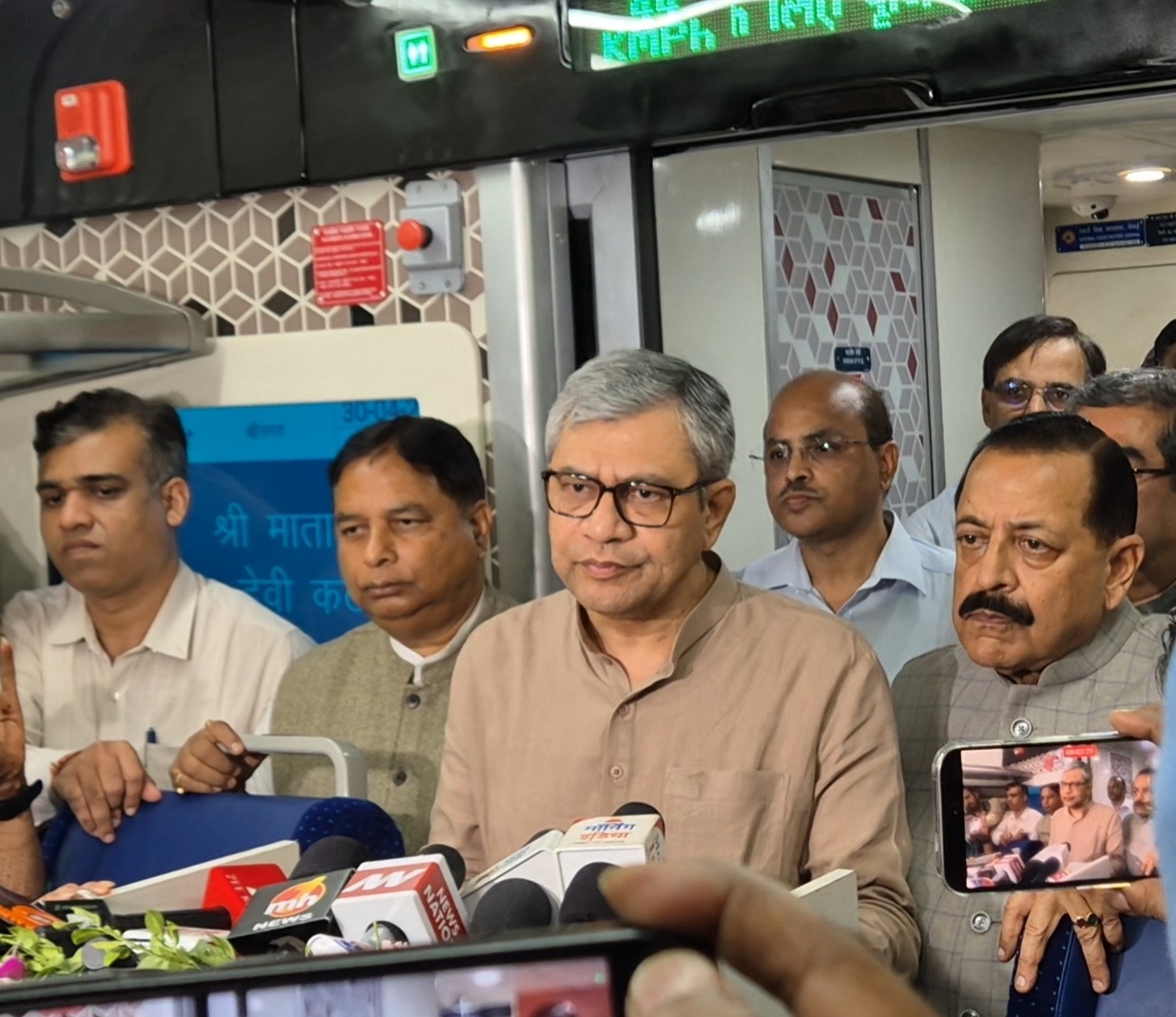 रेल मंत्री अश्विनी वैष्णव जम्मू श्रीनगर वंदे भारत एक्सप्रेस ट्रेन में मीडिया से बातचीत करते हुए