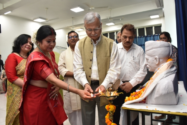 पुस्तक लोकार्पण कार्यक्रम में कुलपति व पद्मश्री मालिनी अवस्थी