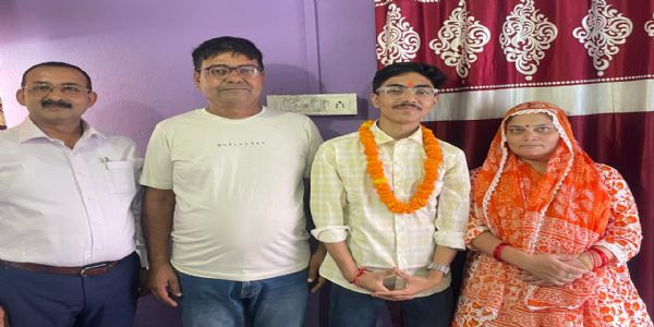 आईसीएसई बोर्ड की हाईस्कूल परीक्षा में पारस ने किया टाप