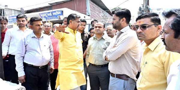 जिलाधिकारी का औचक निरीक्षण, सफाई और अतिक्रमण पर सख्त