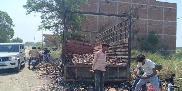 मैरवा-सलेमपुर मार्ग पर गुटखा लदा ट्रक पलटा, टायर ब्लास्ट के बाद लगी आग