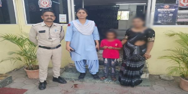 इंदौरः डायल 112 के जवानों ने भटकी बालिका को सुरक्षित घर पहुँचाया