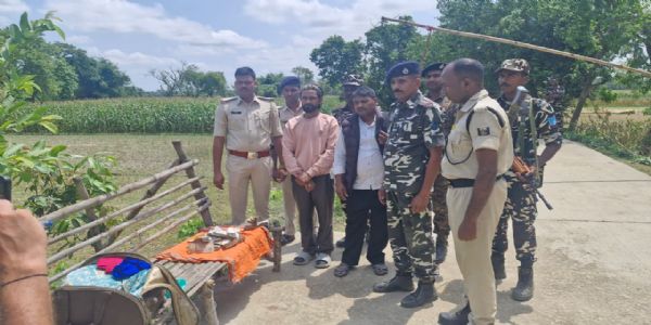 नेपाल सीमा से घुसपैठ करते दो युवक गिरफ्तार, लाखों की नेपाली व भारतीय करेंसी बरामद