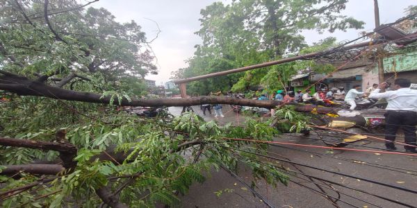 (अपडेट) आंधी बारिश से रांची में कई जगहों पर गिरा बिजली का पोल, बिजली सेवा बाधित