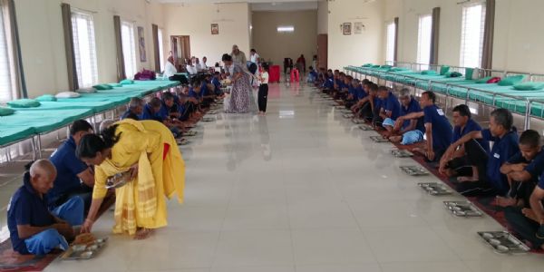 आश्रम में दिव्यांग-निराश्रितों को कराया गया भोजन