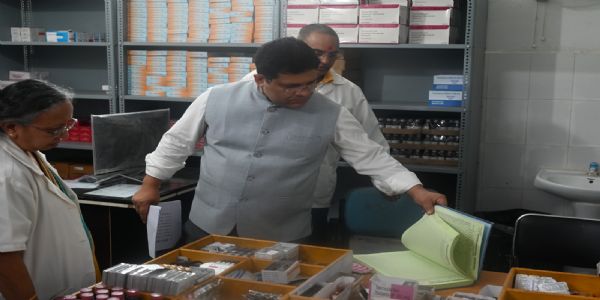 सदर अस्पताल में उपायुक्त का औचक निरीक्षण