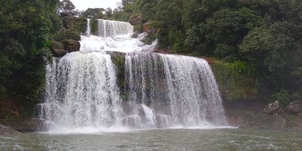 (अपडेट) यूपी के फिरोजाबाद की किशोरी मेघालय के सोहरा झरने में गिरी, लापता
