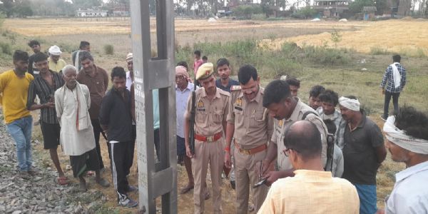 रेलवे लाइन किनारे मिला युवक का जला शव, पहचान में जुटी पुलिस