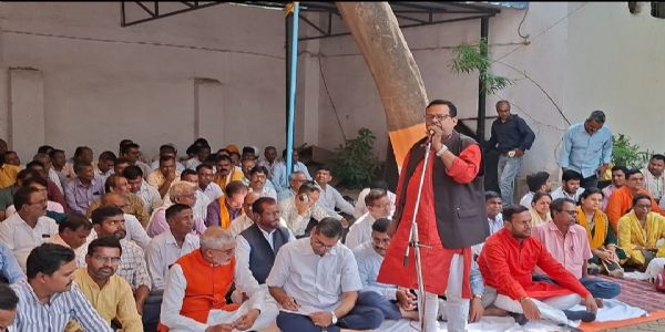 सारण जिला प्राथमिक शिक्षक संघ ने दिया धरना