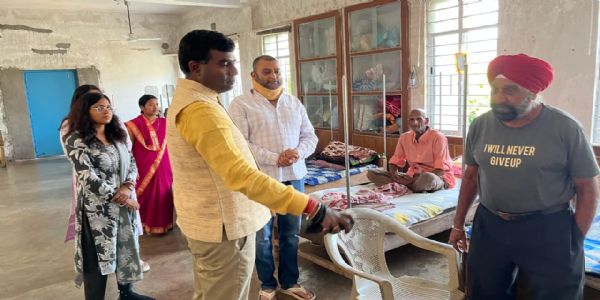 डीसी ने कुलगु ओल्ड, एज होम पहुंचकर बुजुर्गों का जाना हालचाल