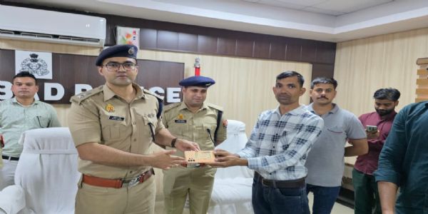 फिरोजाबाद पुलिस ने पीड़ितों को लौटाए 106 खोए हुए मोबाइल