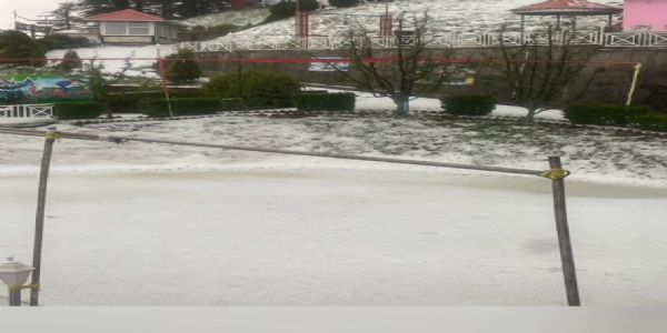 शिमला में तेज बारिश और ओलावृष्टि से थमी रफ्तार, ठंड लौटी