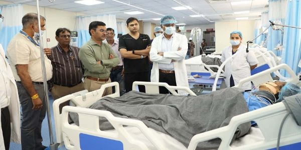 इंदौरः धार सड़क हादसे के घायल मरीजों से मिले संभागायुक्त, चिकित्सकों को दिए बेहतर इलाज के निर्देश