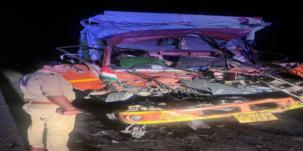 सुलतानपुर में अनियंत्रित हाेने से वाहन दुर्घटनाग्रस्त , दो लाेगाें की मौत