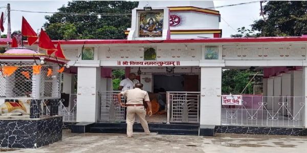 थाना परिसर के मंदिर में चोरी, घंटा-त्रिशूल समेत नकदी ले उड़े चोर