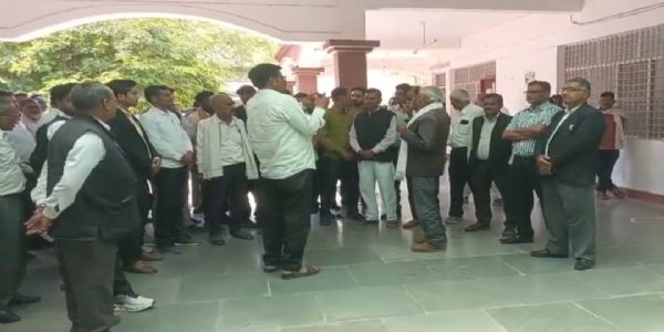 एसडीएम के पेशकार ने वकीलों के खिलाफ दर्ज कराया मुकदमा