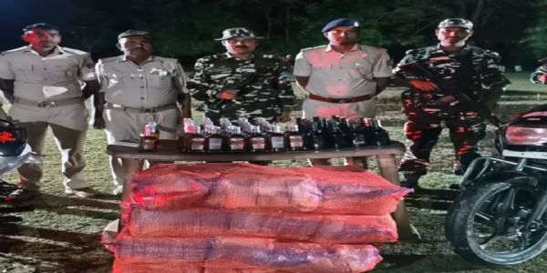 330 बोतल नेपाली और 85 बोतल विदेशी शराब बरामद,दो बाइक जब्त