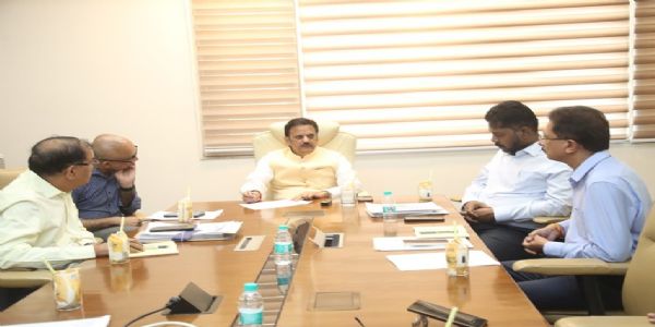 विभागीय अधिकारी और निर्माण एजेंसी आपसी समन्वय से समय-सीमा में पूर्ण करें कार्य: उप मुख्यमंत्री शुक्ल