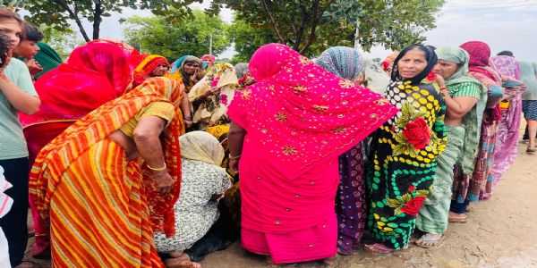 आंधी में नीम का पेड़ गिरने से झोपड़ी में बैठी महिला की मौत